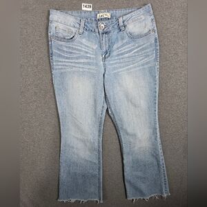 Vintage LEI Women's Light Blue Cropped Jeans 11. Y2K Frayed Vintage